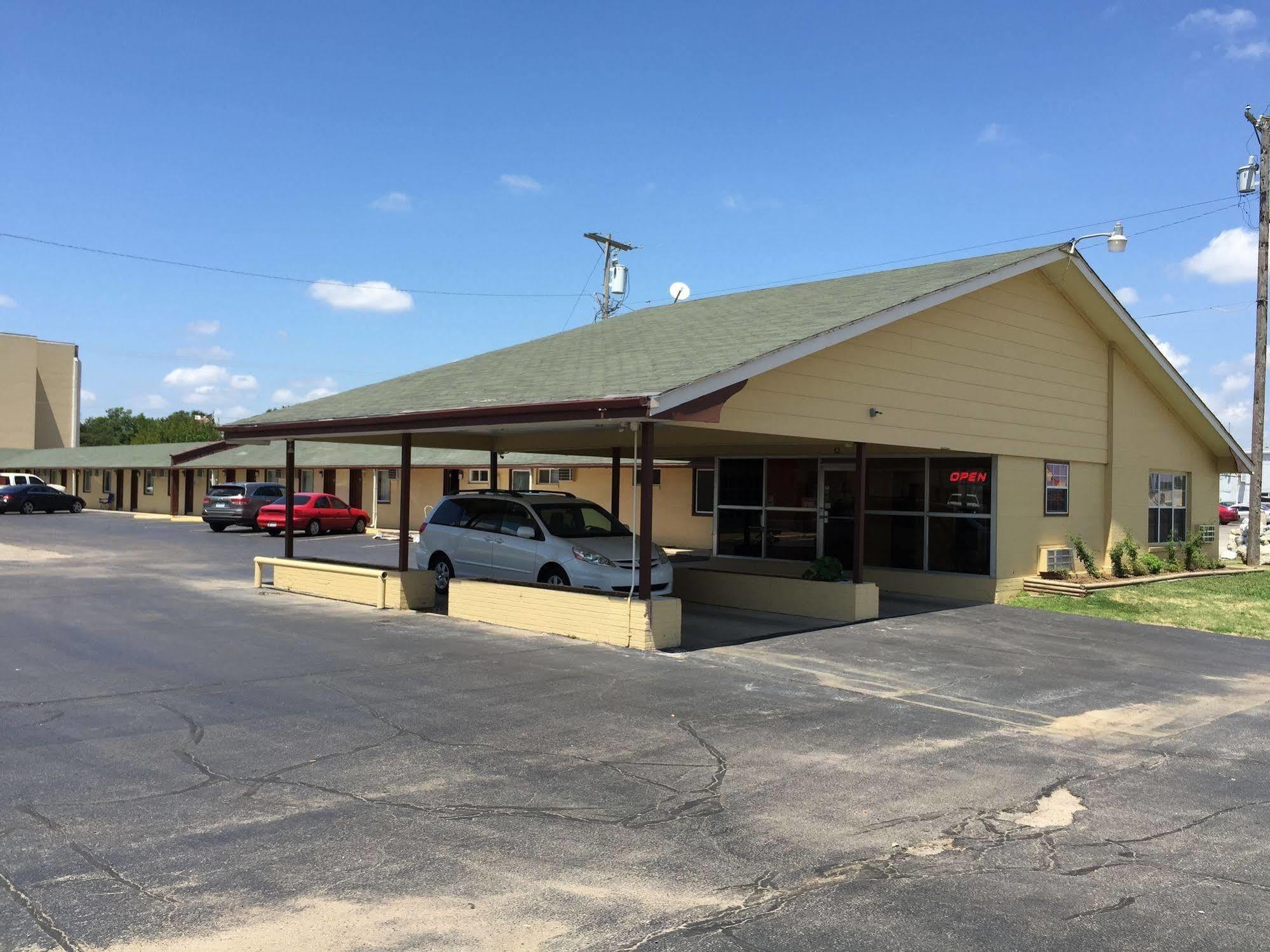 Budget Inn Ada Exterior photo